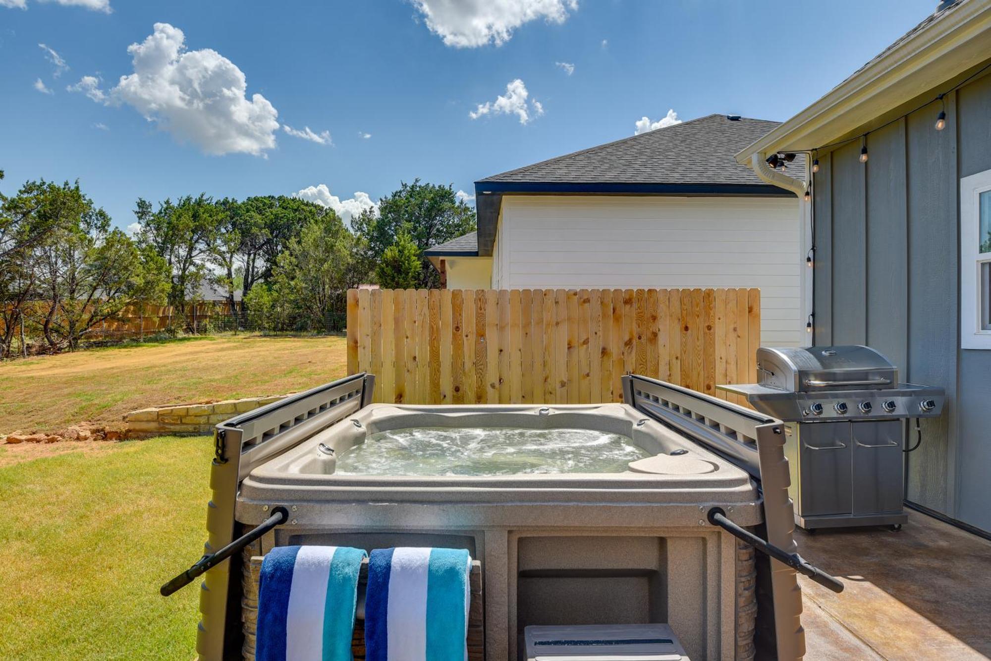 Granbury Home With Hot Tub And Furnished Patio! ภายนอก รูปภาพ